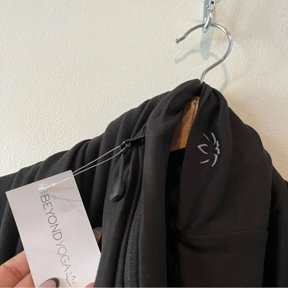 NWT Beyond Yoga Pocket Infinity Scarf Black - Picture 4 of 8